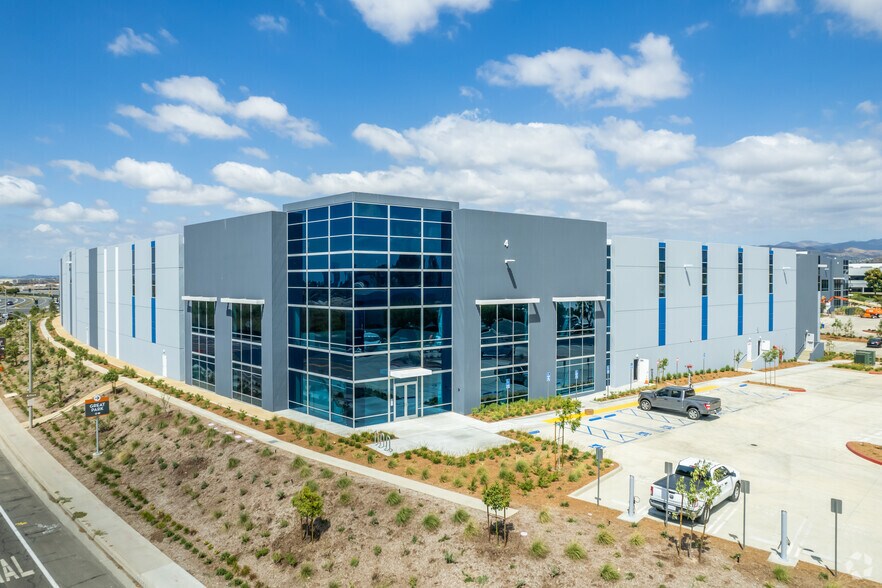 4 Sterling, Irvine, CA à louer - Photo de l’immeuble – Image 3 sur 7