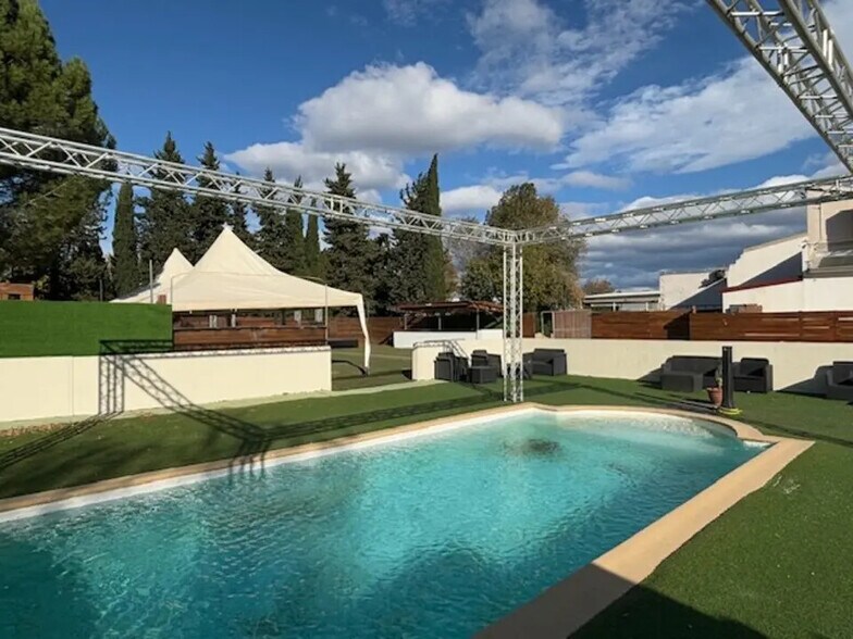 Local commercial dans Nîmes à louer - Photo de l’immeuble – Image 2 sur 10