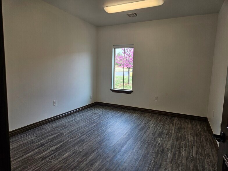 1109 N Bryant Ave, Edmond, OK à louer - Photo de l’immeuble – Image 3 sur 12