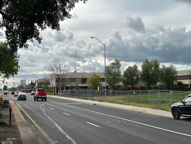 1811-1813 W Kettleman Ln, Lodi, CA à vendre - Photo de l’immeuble – Image 3 sur 6