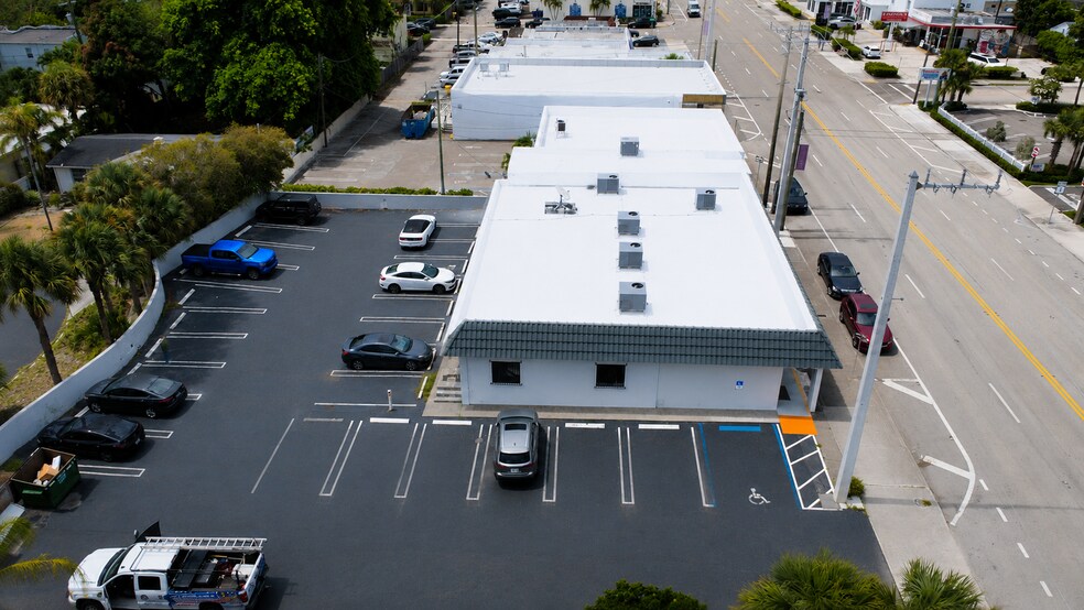 3222 S Dixie Hwy, West Palm Beach, FL à louer - Photo de l’immeuble – Image 2 sur 3