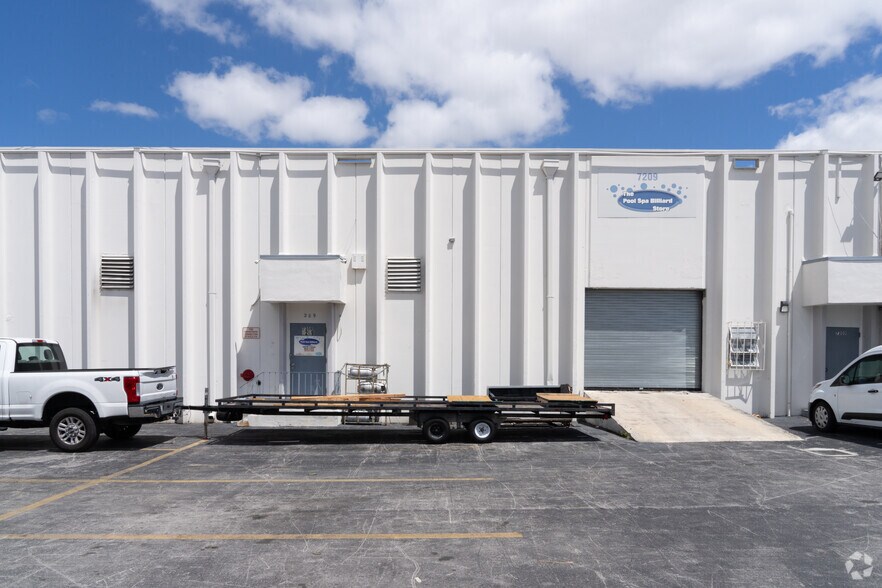 3300-3390 NW 72nd Ave, Miami, FL à louer - Photo de l’immeuble – Image 2 sur 4