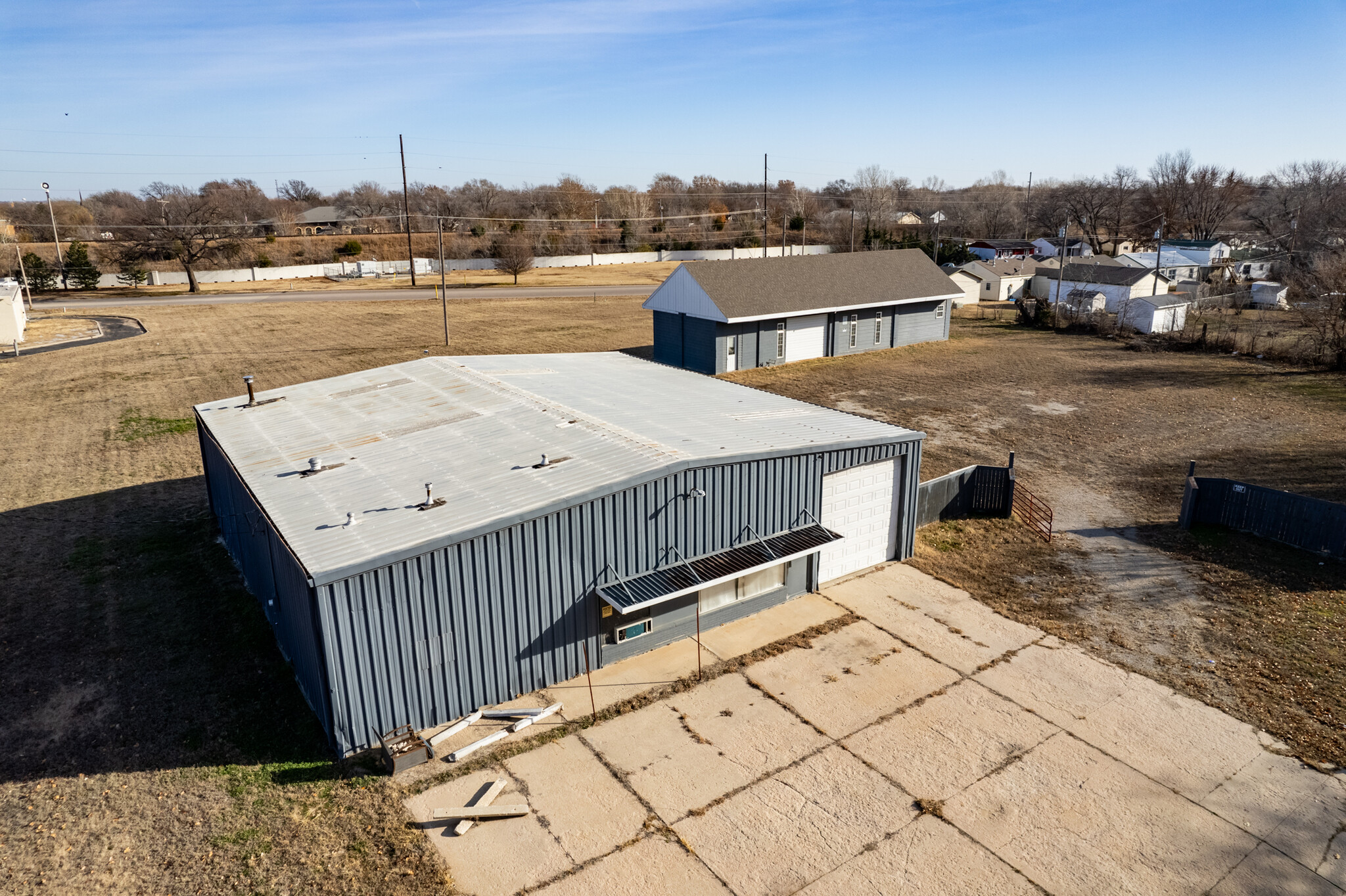 2 Flex Buildings With Yard In Haysville portefeuille de 2 biens à vendre sur LoopNet.fr Photo de l’immeuble– Image 1 sur 18