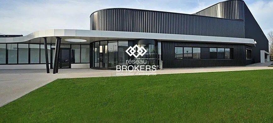 Local d’activités dans Élancourt à louer - Photo de l’immeuble – Image 1 sur 2