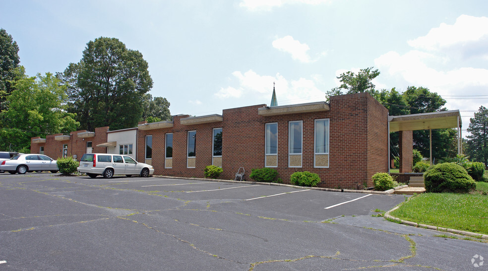 1822 N Fayetteville St, Asheboro, NC à louer - Photo de l’immeuble – Image 3 sur 11