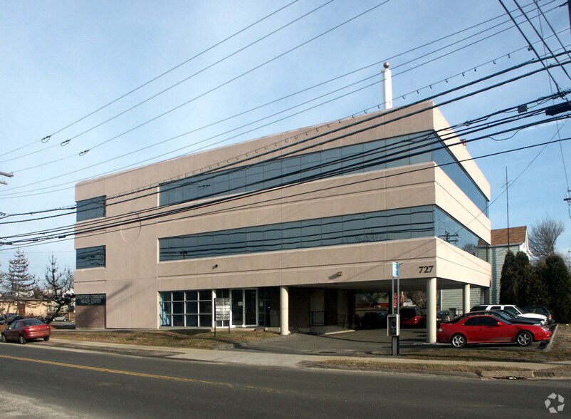 727 Honeyspot Rd, Stratford, CT à louer - Photo de l’immeuble – Image 2 sur 9