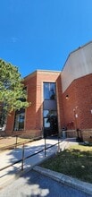 5860 Chedworth Way, Mississauga, ON à louer Photo de l’immeuble– Image 2 sur 6