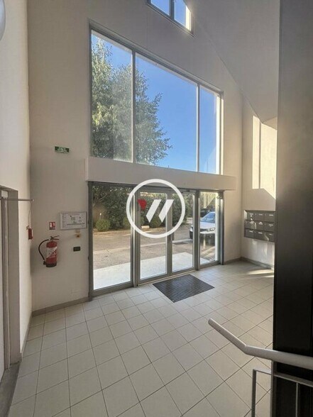 Bureau dans Aubagne à louer - Hall d’entrée – Image 3 sur 11