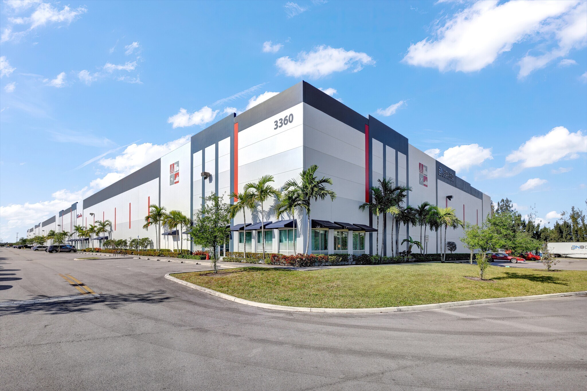 3360 NW 67th Ave, Miami, FL à louer Photo de l’immeuble– Image 1 sur 4