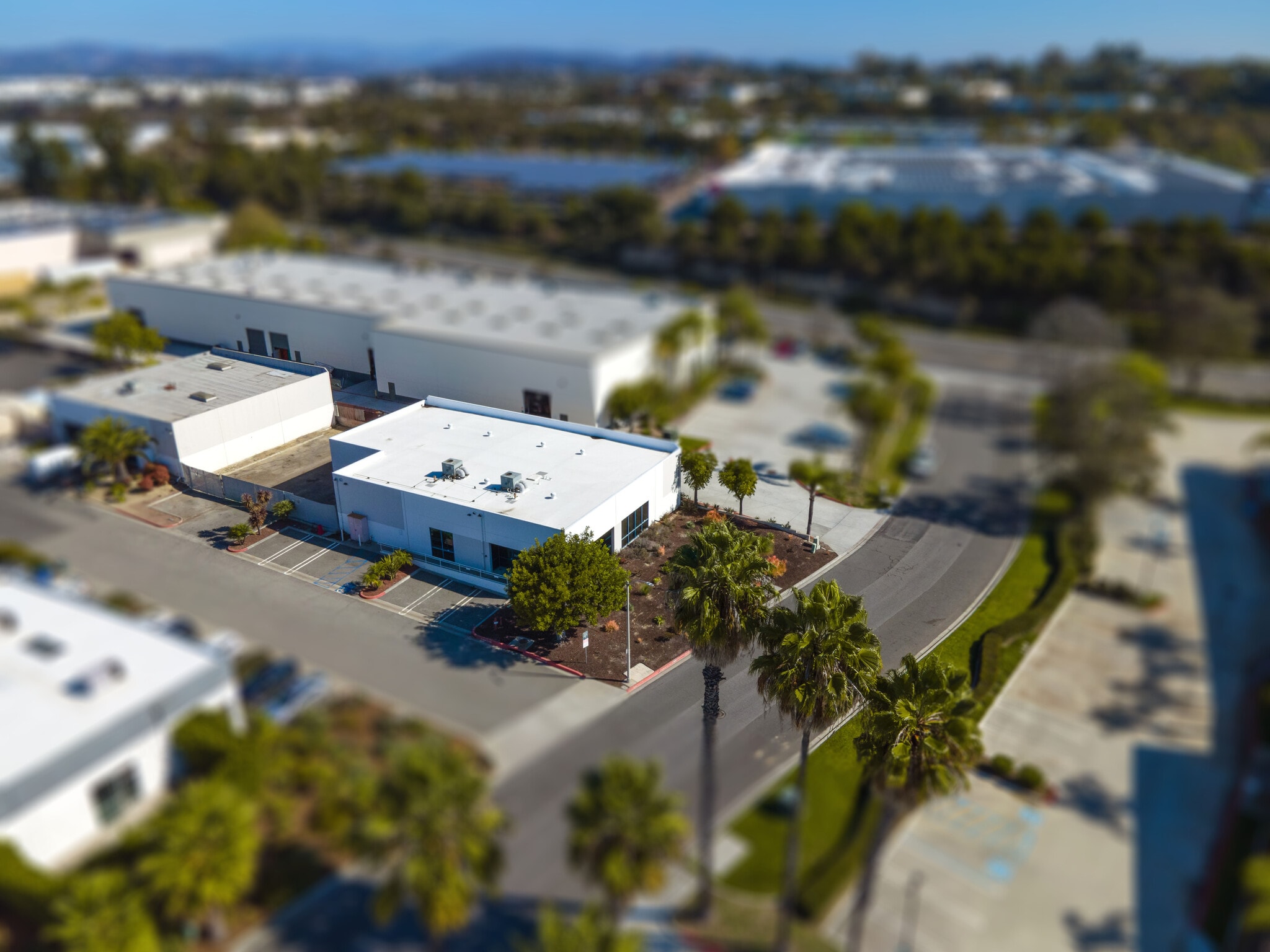 1220 Keystone Way, Vista, CA à louer Photo principale– Image 1 sur 13