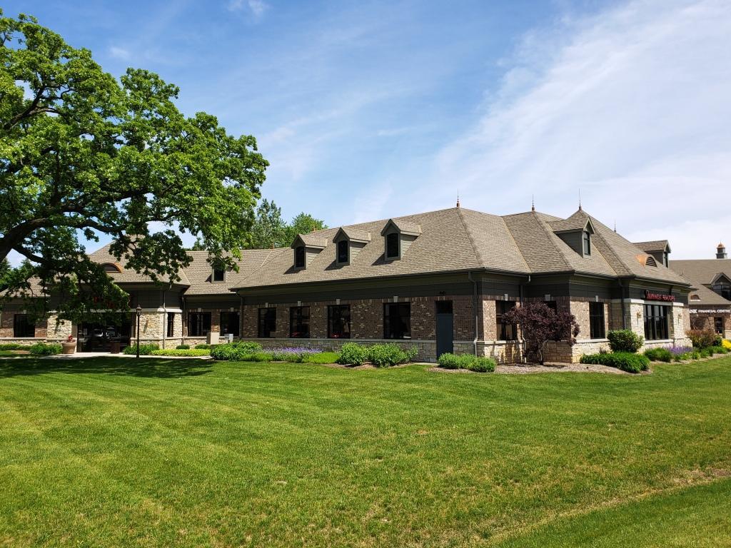1288 Summit Ave, Oconomowoc, WI à louer Photo de l’immeuble– Image 1 sur 5