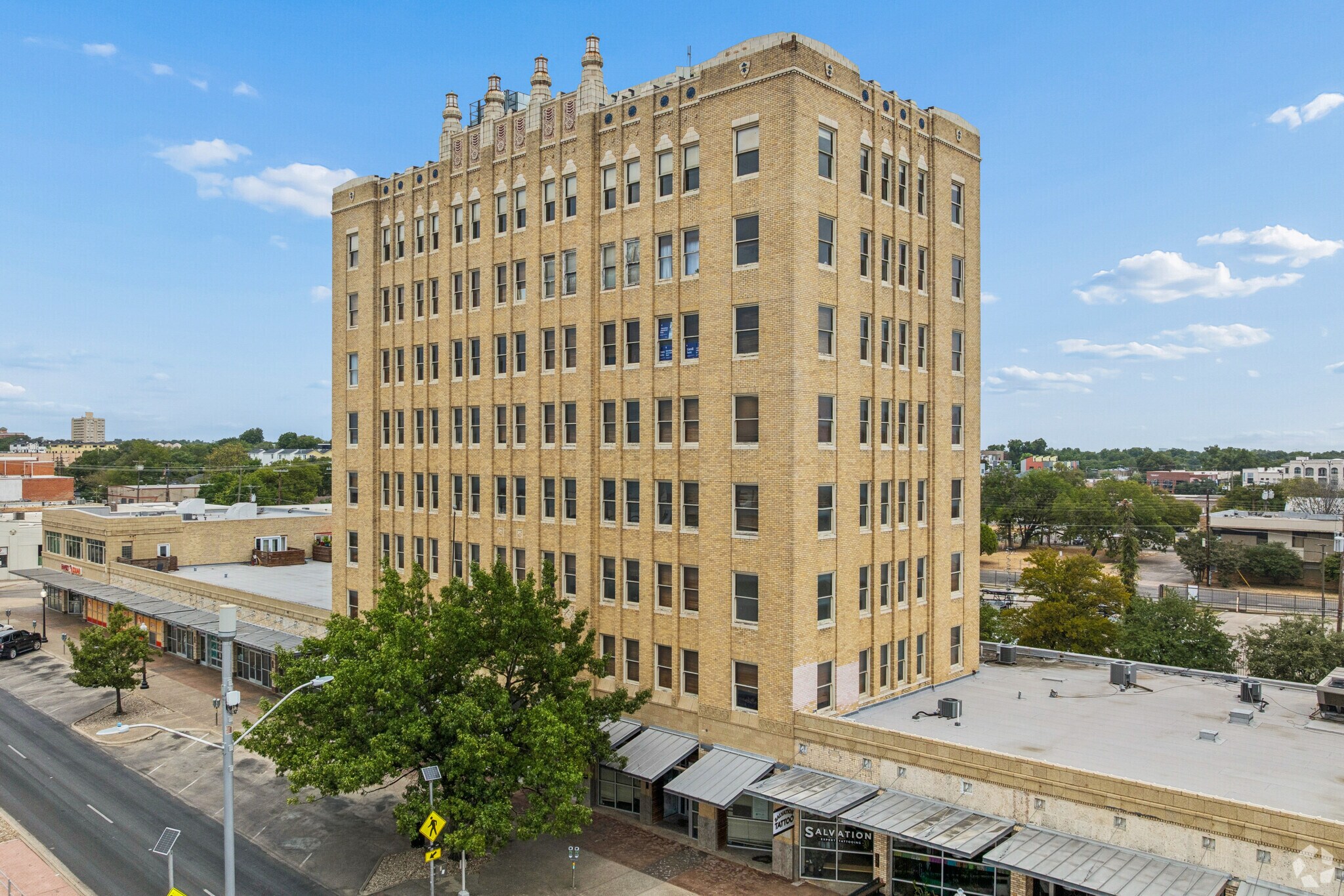 351 W Jefferson Blvd, Dallas, TX à louer Photo de l’immeuble– Image 1 sur 15