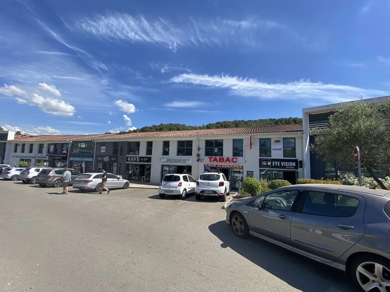 Local commercial dans Le Tholonet à louer - Photo de l’immeuble – Image 1 sur 5