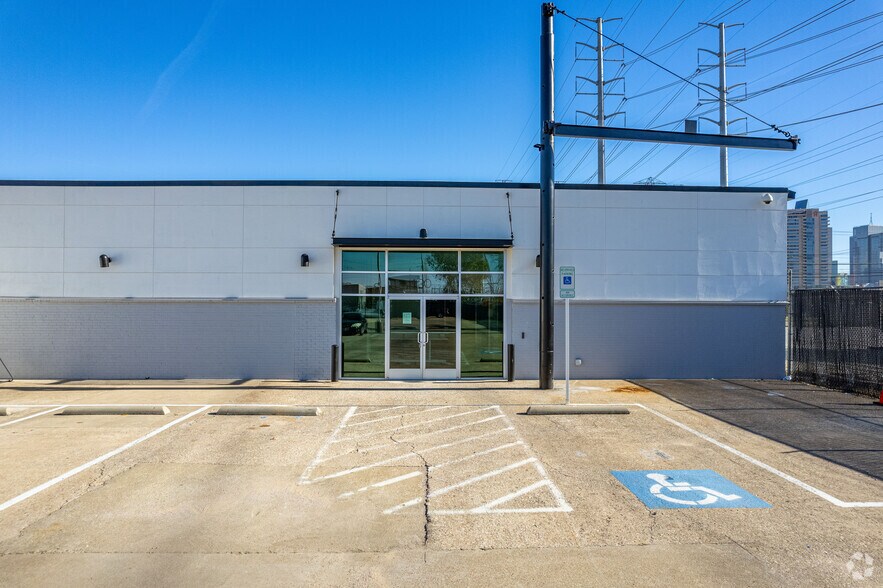 921 N Riverfront Blvd, Dallas, TX à louer - Photo de l’immeuble – Image 3 sur 9