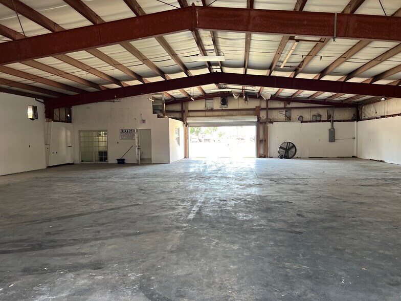 7425 124th Ave, Largo, FL à louer - Photo de l’immeuble – Image 2 sur 14