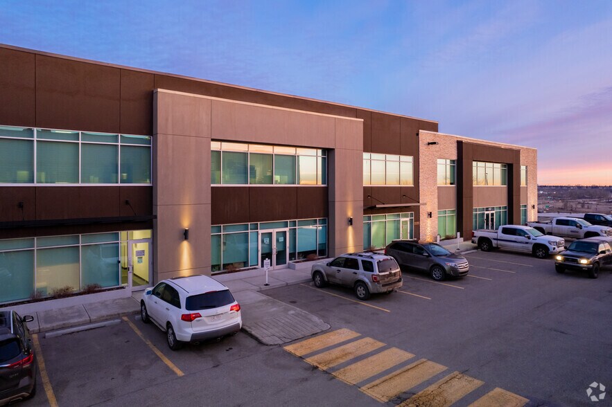 8826 Blackfoot Trl SE, Calgary, AB à louer - Photo de l’immeuble – Image 1 sur 11