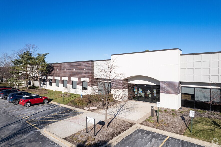 565 Lakeview Pky, Vernon Hills, IL à louer - Photo de l’immeuble – Image 3 sur 5