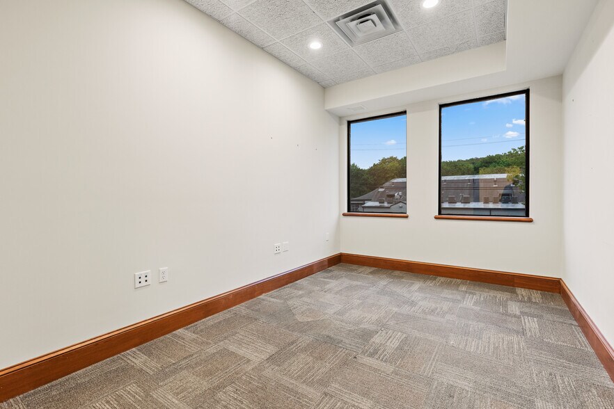 32 Spruce St, Oakland, NJ à louer - Photo de l’immeuble – Image 3 sur 37