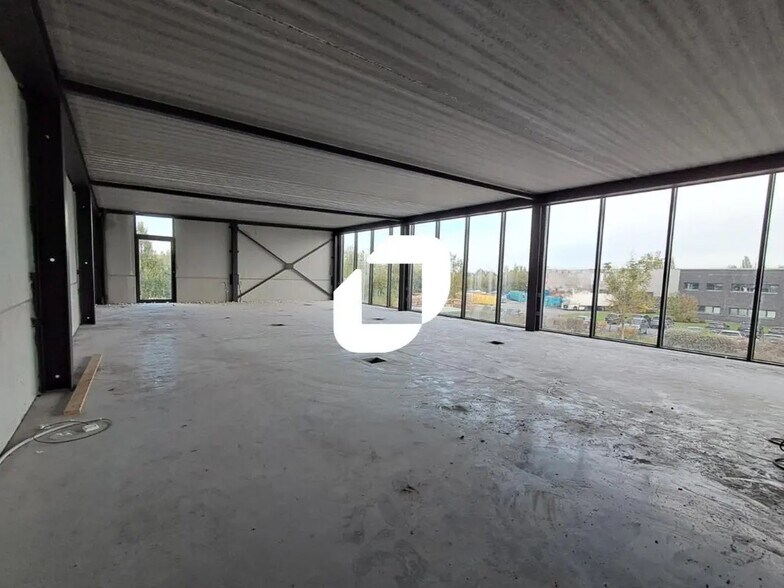 Local d’activités dans Comines à louer - Photo de l’immeuble – Image 3 sur 8