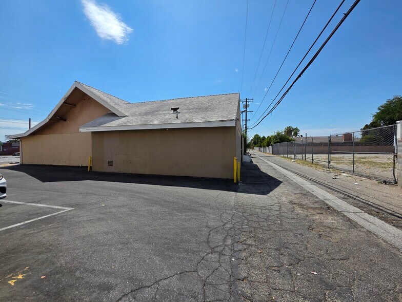 17751 Saticoy St, Reseda, CA à louer - Photo de l’immeuble – Image 3 sur 4