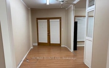 121 Dundas St, Belleville, ON à louer Photo intérieure– Image 2 sur 5