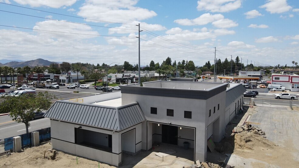 9699 Sierra Ave, Fontana, CA à vendre - Photo de l’immeuble – Image 3 sur 10