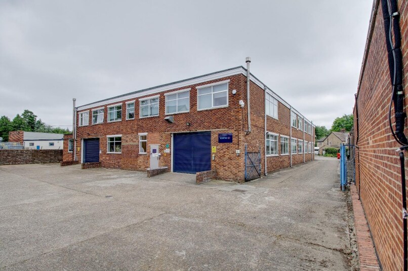 3-5 Holmethorpe Av, Redhill à louer - Photo principale – Image 1 sur 5