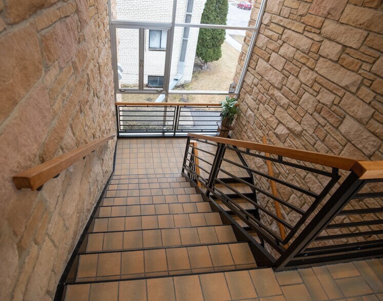 1221 3rd Ave SW, Rochester, MN à louer - Photo de l’immeuble – Image 3 sur 11