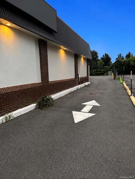 19 Morris Ave, Rockville Centre, NY à vendre - Photo de l’immeuble – Image 3 sur 9