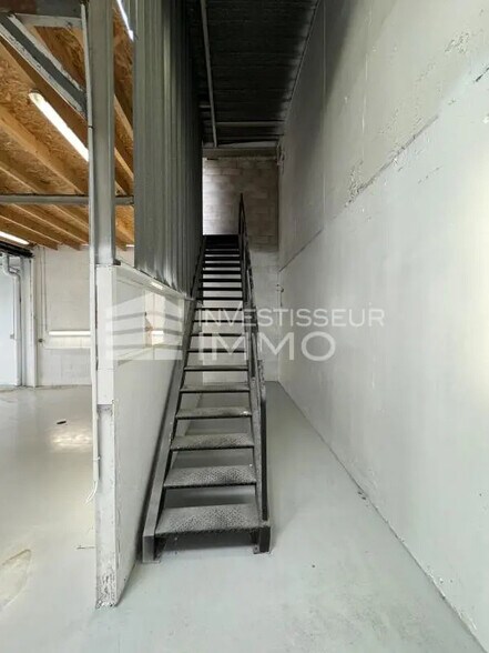 Local d’activités dans Vaux-le-Pénil à louer - Photo de l’immeuble – Image 3 sur 3