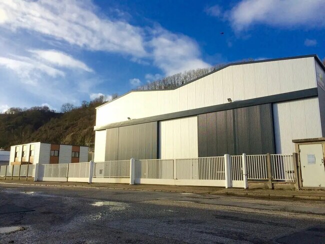 Plus de détails pour Local d'activités à louer