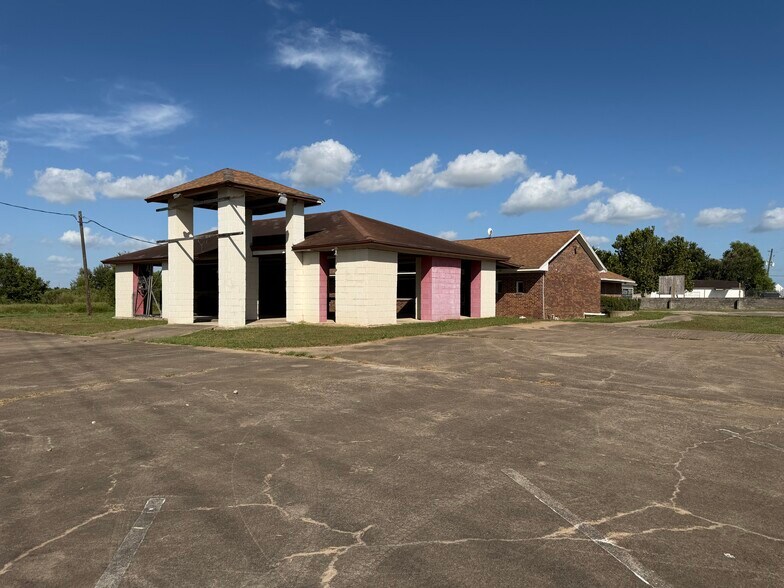 111 County Road 227, East Bernard, TX à louer - Photo de l’immeuble – Image 1 sur 47