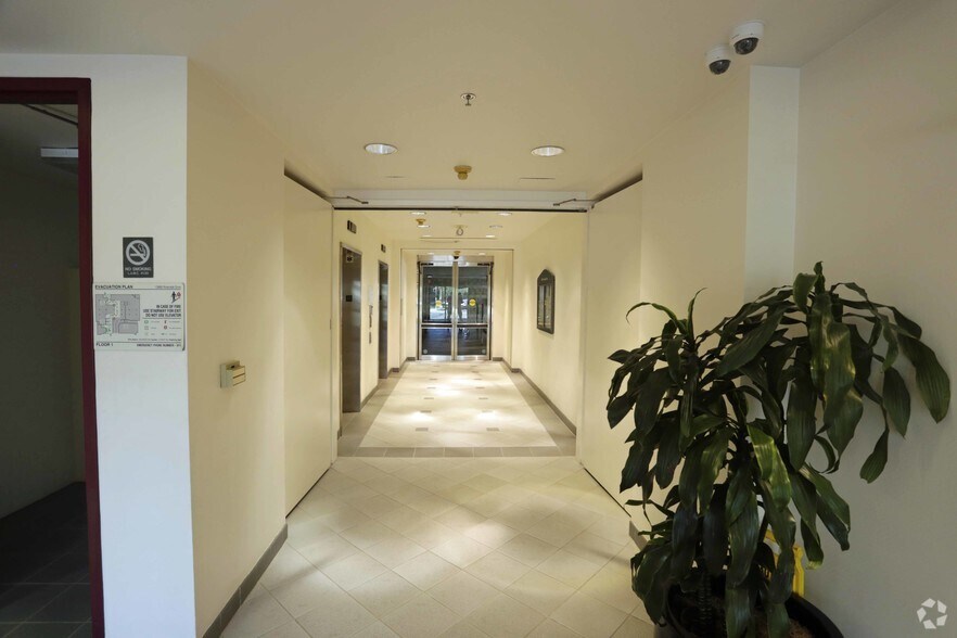 12660 Riverside Dr, Valley Village, CA à louer - Hall d’entrée – Image 3 sur 28