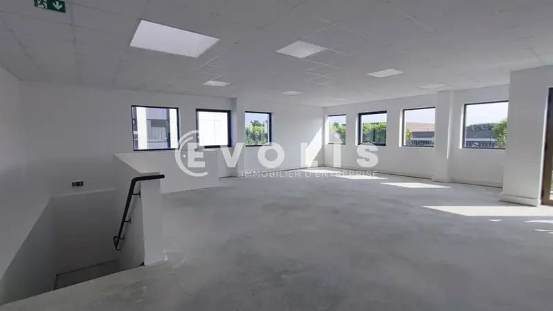 Local d'activités dans Bailly-Romainvilliers à vendre - Photo de l’immeuble – Image 2 sur 5