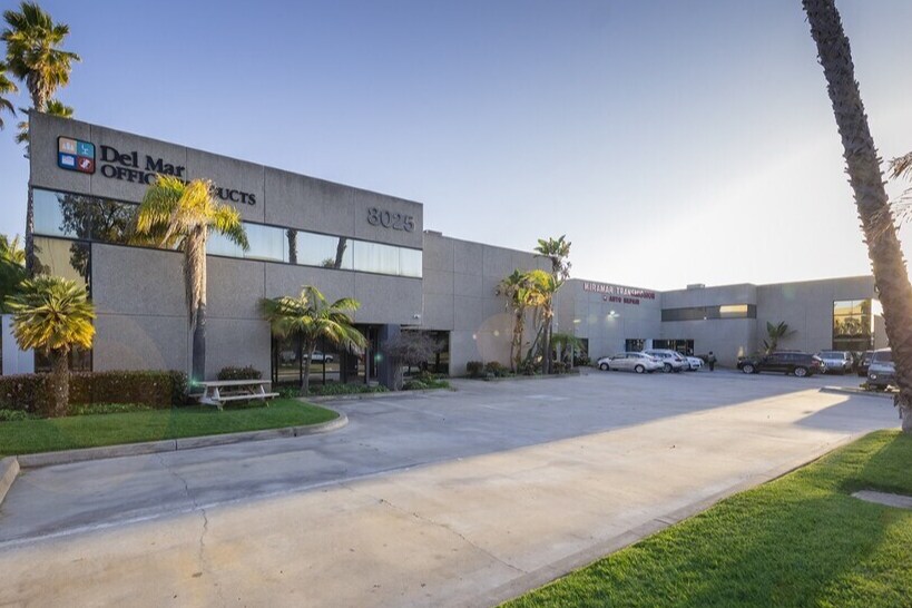 8015 Silverton Ave, San Diego, CA à louer - Photo de l’immeuble – Image 2 sur 7
