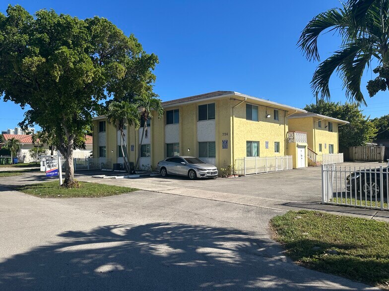 724 NE 4th St, Hallandale Beach, FL à vendre - Photo de l’immeuble – Image 3 sur 25