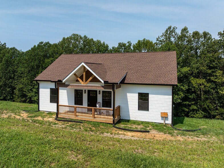 88 Amos Cir, Lafayette, TN à vendre - Photo principale – Image 1 sur 1