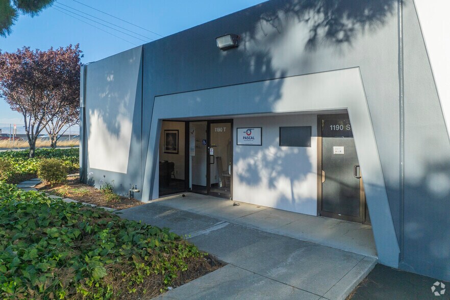 1190-1206 Mountain View Alviso Rd, Sunnyvale, CA à louer - Photo de l’immeuble – Image 3 sur 8