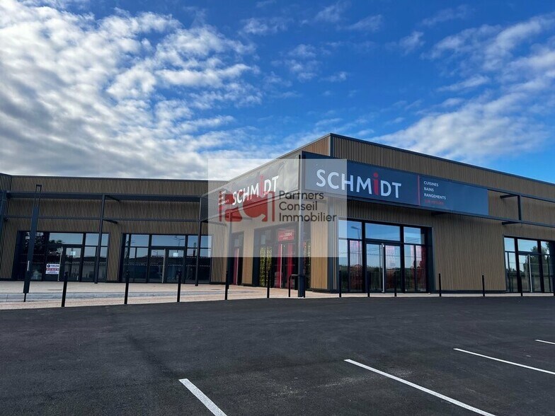 Local commercial dans Langlade à louer - Photo de l’immeuble – Image 3 sur 3