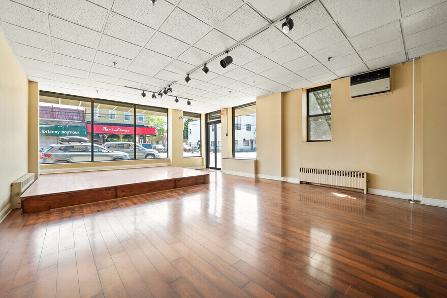 6356 Forest Ave, Ridgewood, NY à louer - Photo de l’immeuble – Image 2 sur 7