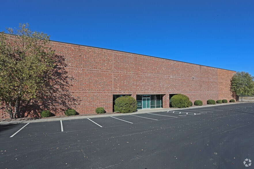 6348 Burnt Poplar Rd, Greensboro, NC à louer - Photo principale – Image 1 sur 27