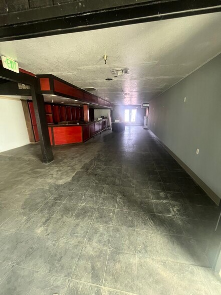 4647 White Ln, Bakersfield, CA à louer - Photo de l’immeuble – Image 2 sur 8