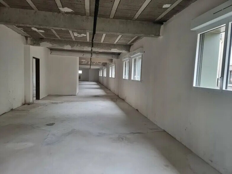 Local d’activités dans Brétigny-sur-Orge à louer - Photo de l’immeuble – Image 3 sur 11