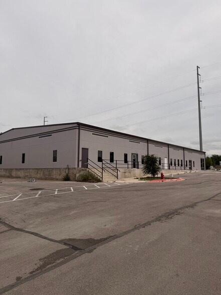 3127 E Howard Ln, Manor, TX à vendre - Photo de l’immeuble – Image 1 sur 11