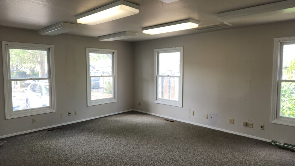 4 Williamsburg Ln, Chico, CA à vendre - Photo de l’immeuble – Image 3 sur 9