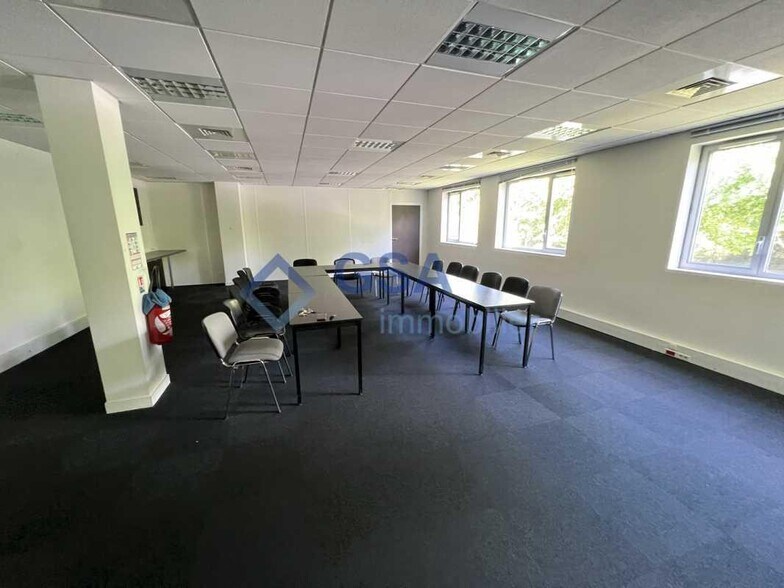 Bureau dans Savigny-le-Temple à louer - Photo intérieure – Image 2 sur 5