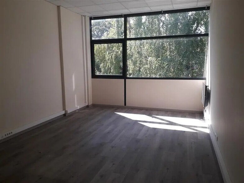Bureau dans Lognes à louer - Photo de l’immeuble – Image 3 sur 7