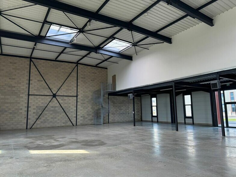 Local d'activités dans Bailly-Romainvilliers à vendre - Photo de l’immeuble – Image 1 sur 7