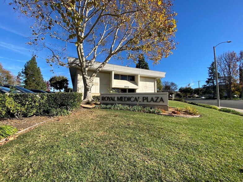 2045 Royal Ave, Simi Valley, CA à louer - Photo de l’immeuble – Image 3 sur 11