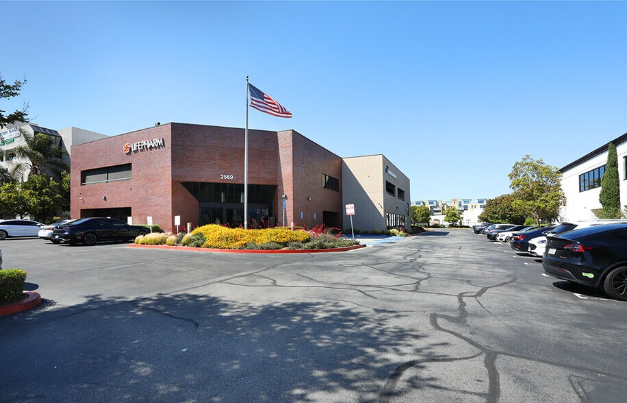2569 McCabe Way, Irvine, CA à vendre - Photo de l’immeuble – Image 1 sur 46